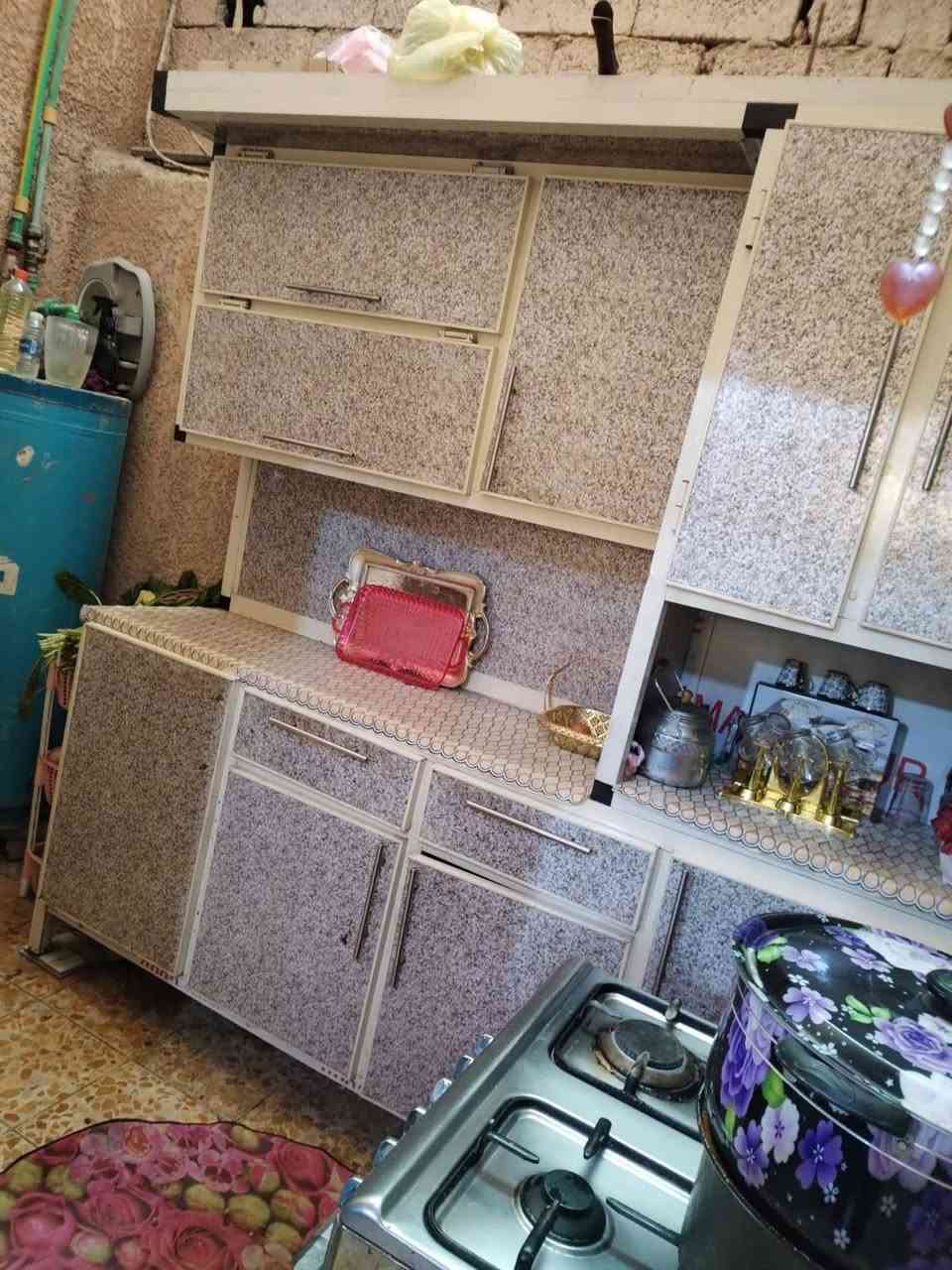 السلام عليكم بيت للبيع مساحة 110مربع يحتوي البيت على كراج كبير واستقبال وغرفه نوم وصاله كبيره وملحقاته والقاط الثاني يحتوي على غرفة وصالة وسطح السعر 90 وبي مجال العنوان بغداد الحبيبيه حي الزهراء منطقة ال 100 للستفسار الاتصال على الرقم ومتواجد واتساب ***********
