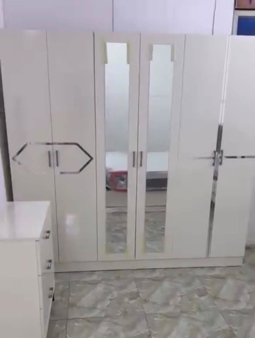 السلام عليكم عندي هاي غرفه للبيع سعر ٦٠٠ وبي مجال الي يحب يراسل هذه رقم  ‭***********‬ مكاني بغداد بالمدينه

