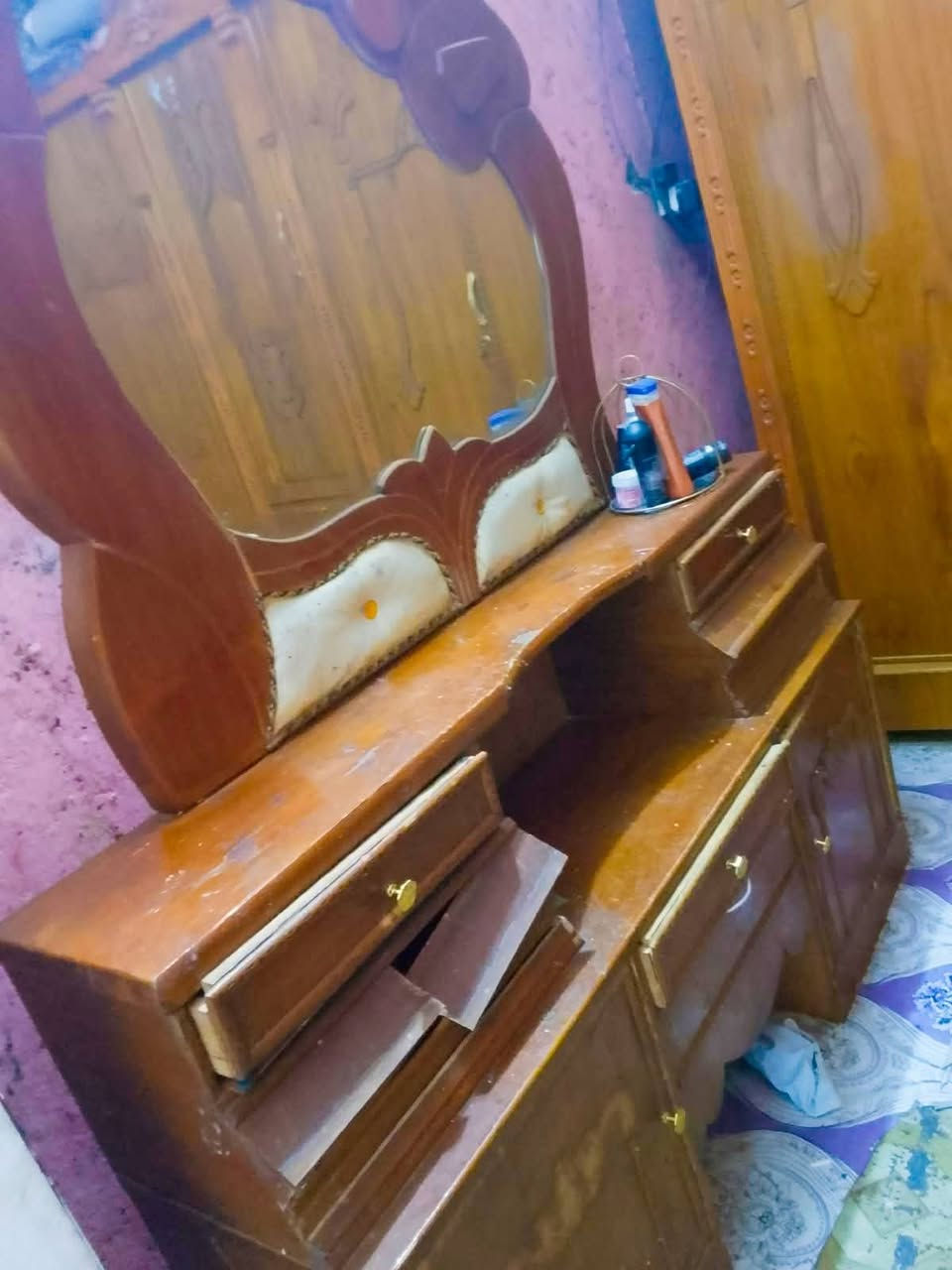 غرفه اخشاب عراقي تزكام درجه اولى ثكيله كلش بس بيه ضرر زغير يصلح تخبل الغرفه
شغل درجه اولى تزكام العنوان شارع سالم للاتصال واتساب وبالخدمه ***********
