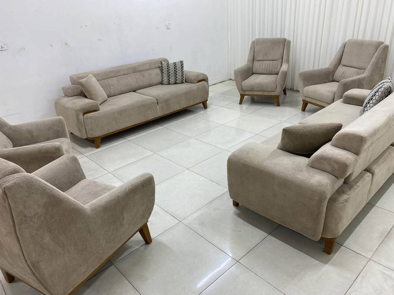تخم تركي 10 نفرات ماركه مودا سوفا   بتصميم حديث   خشب زان بالكامل مقاعد بولستر ضهر سلايت ميزه السرير نضيف جدا عنوان اربيل باداوه  للتواصل ماسنجر واتساب ***********
