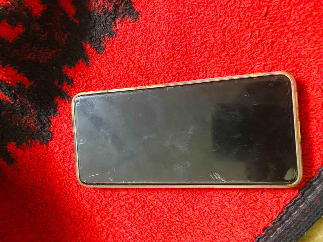 جهاز التره اس 21 فايف جي جهاز نضيف بي فطر بل شاشه قليل وما مأثر عل لمس ويا كارتونه مراوس بآيفون شعدك نزل
