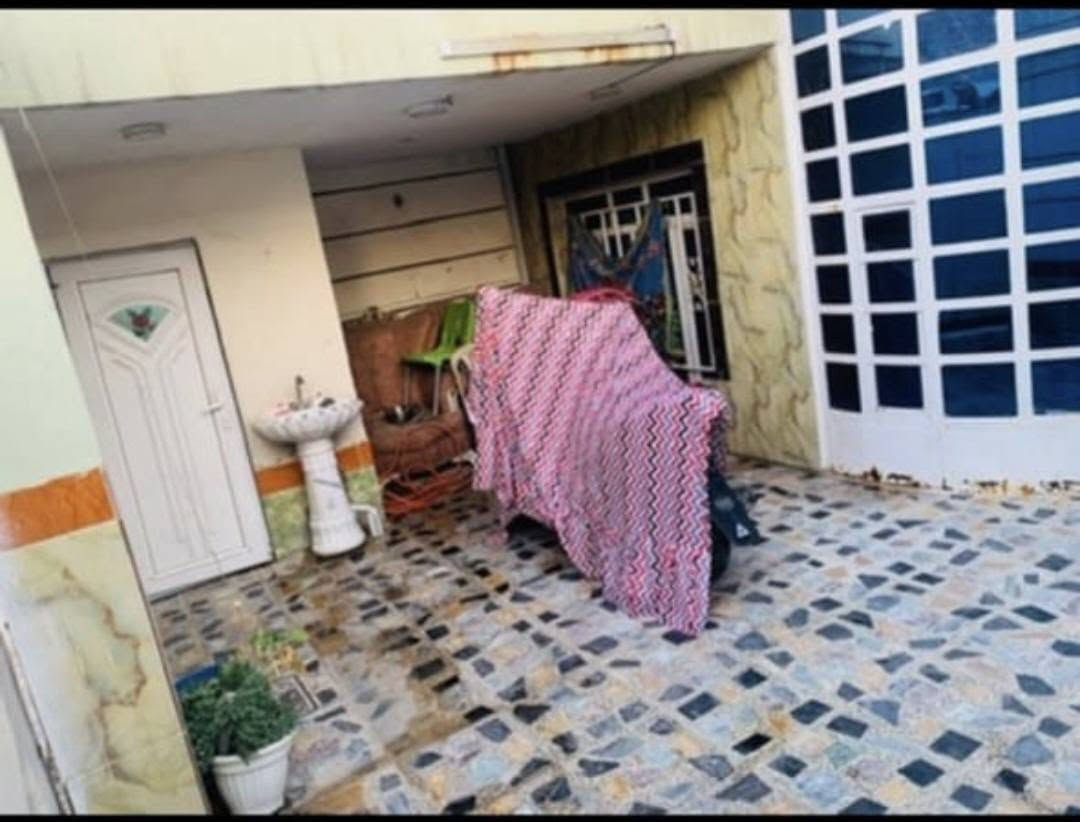 سلام عليكم بيت للبيع للبيع
150 متر الطابق الارضي كراج تواليت خارجي استقبال صاله  وحمام وتواليت وغرفه ومطبخ وترك على عرض البيت 150 متر الطابق الارضي كراج تواليت خارجي استقبال صاله  وحمام وتواليت وغرفه ومطبخ وترك على عرض البيت 
الطابق الثاني غرفتين كبار وحمام وتواليت فوك ومطبخ وسطح طابق ثاني وسطح طاببق ثالث 
العنوان المشتل مجمع فدك مقابيل المعلمين ( المعسكر ) ثاني دربونه عن الشارع العام الرائيسي مجلس البلدي يوجد فديو للبيت  رقم الهاتف ***********
