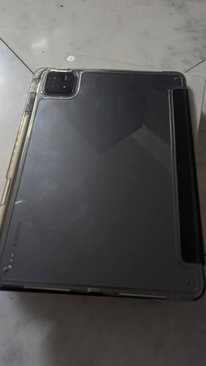للبيع: تابلت Xiaomi Pad 6S Pro 🔥
📱 المواصفات الأساسية: 

​الشاشة: عملاقة بحجم 12.4 بوصة، بدقة 3K (2032x3048) فائقة الوضوح، مع معدل تحديث 144Hz لتجربة سلسة جداً، وتدعم حماية العين.

​المعالج: كوالكوم Snapdragon 8 Gen 2 الرائد (أداء جبار في الألعاب الثقيلة وتعدد المهام).

​الذاكرة العشوائية (الرام): [اكتب سعة الرام هنا، مثلاً:  16 جيجابايت] (LPDDR5X).

​مساحة التخزين: [ 512 جيجابايت] (UFS 4.0 لسرعة قراءة ونقل بيانات).

​الكاميرات: 

​خلفية مزدوجة بدقة 50 ميجابكسل تدعم تصوير فيديو 4K.

​أمامية بدقة 32 ميجابكسل ممتازة لمكالمات الفيديو والاجتماعات.

ات. 

​البطارية والشحن: بطارية ضخمة بسعة 10,000 مللي أمبير، تدعم الشحن الخارق بسرعة 120 واط (يشحن من 0 إلى 100% في 35 دقيقة فقط!).

​الصوتيات: 6 سماعات ستيريو محيطية تدعم Dolby Atmos لتجربة صوتية سينمائية.

​التصميم: هيكل معدني بالكامل، أنيق ونحيف، ووزن حوالي 590 جرام.

​✨ مميزات إضافية: 

​بصمة إصبع مدمجة في زر الطاقة سريعة الاستجابة.

​يدعم Wi-Fi 7 وبلوتوث 5.3.

​مثالي للمونتاج، الرسم، الألعاب (يدعم 120 فريم في ببجي )، والدراسة.

​📌 تفاصيل الجهاز: 

​حالة الجهاز: [ / مستعمل نظيف جداً فقط للدراسة...]

​الملحقات: [: الكرتون، الشاحن الأصلي 120 واط، الكابل، قلم مع 3 كفر مرتبات ].

​مدة الاستخدام: [اقل السنة للدراسة و خلصت دراستي ...]

​💰 السعر المطلوب: [575 الف ] (بي مجال للشراي حك الجية)
مو شراي لا يتعبني رجاءً
📍 الموقع: [بغداد الدورة] و لا يوجد توصيل 

​للتواصل والاستفسار، يرجى مراسلتي على الخاص أو الاتصال على الرقم: [***********]
