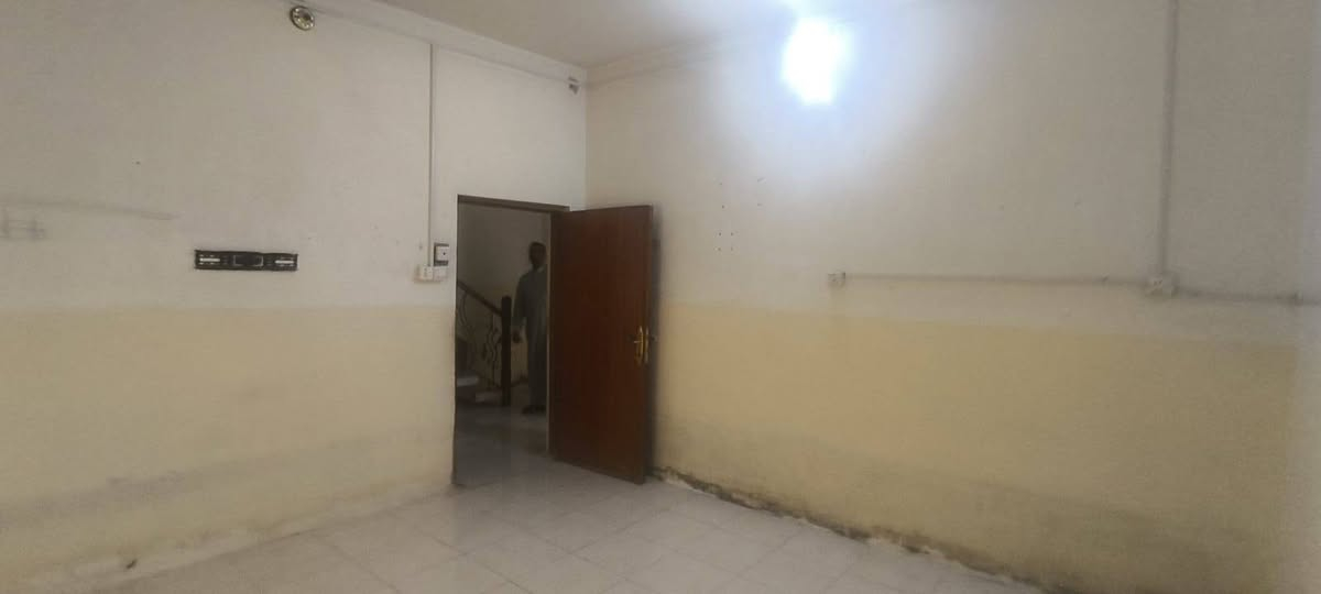 مشتمل للايجار 
العنوان بابل حي الجزائر خلف ملعب الاداره المحليه 
يحتوي 
غرفه نوم 
هول +مطبخ 
مجموعة صحية معزولة 
مبلغ الايجار 250 الف دينار 
للاستفسار الاتصال 
***********
***********
مكتب عقارات أبراج بابل 
عنوان المكتب بابل حي الجزائر مقابل الجسر الدولي

