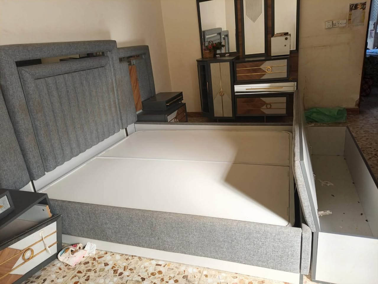 غرفة نوم للبيع تركي خشب ثقيل مو هاذا الخفيف العادي بيهة اضرار بسيطة بالسجة مال الكنتور او كم مجر يرادلة تبديل سجة للبيع السعر ٤٠٠ او بيهة مجال مكاني كميرة 
***********
