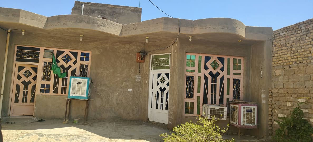 سلام عليكم عندي بيت سكن في حي الجهاد نهاية شارع السوك المسكف شارع بيت هلال مساحة البيت 280 م طابق واحد الي يحب يشتري ايراسلني او ايخابرني على هذا الرقم ***********
