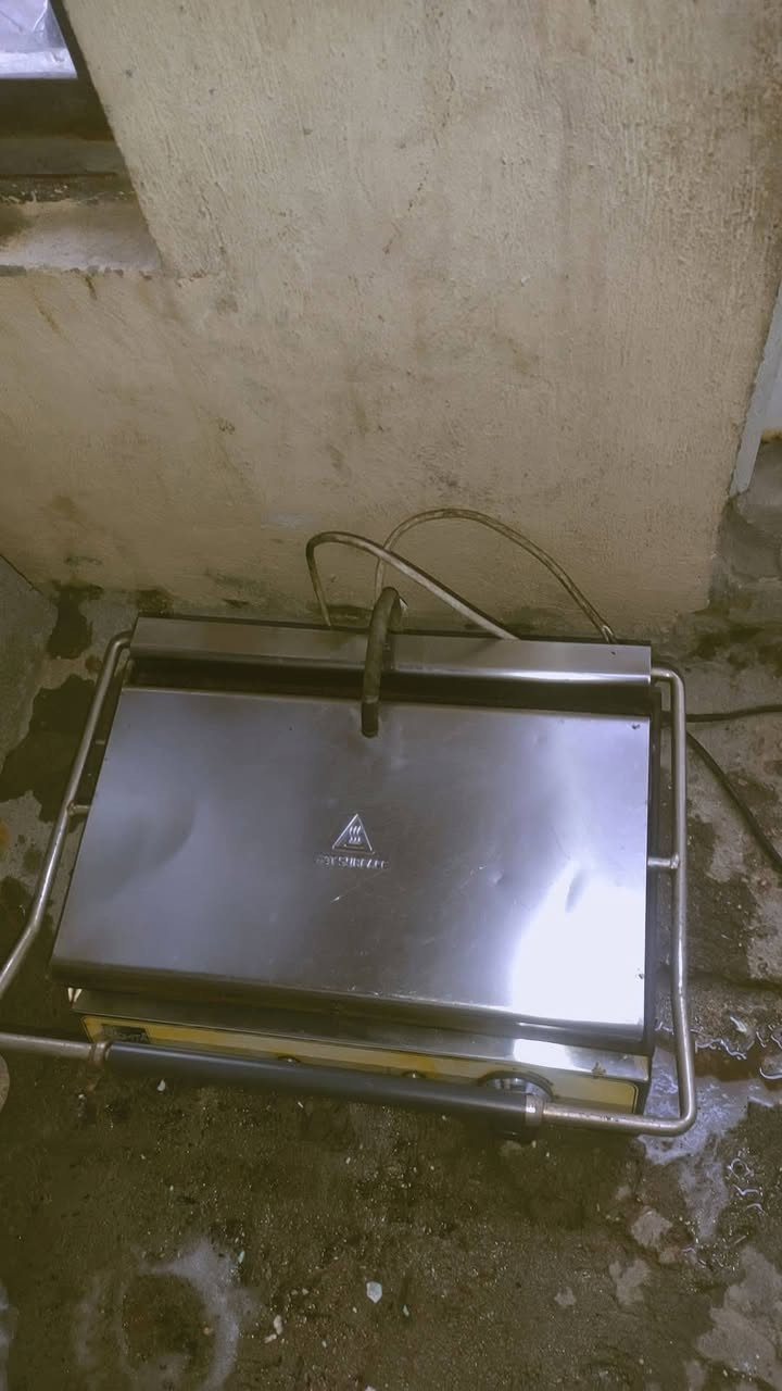السلام عليكم كابسه صاج
نضيفه ومستخدمه شهرين بس
كهرباء وليس غاز مكاني بغداد العامريه
*********** واتساب 
سعرهه 120
