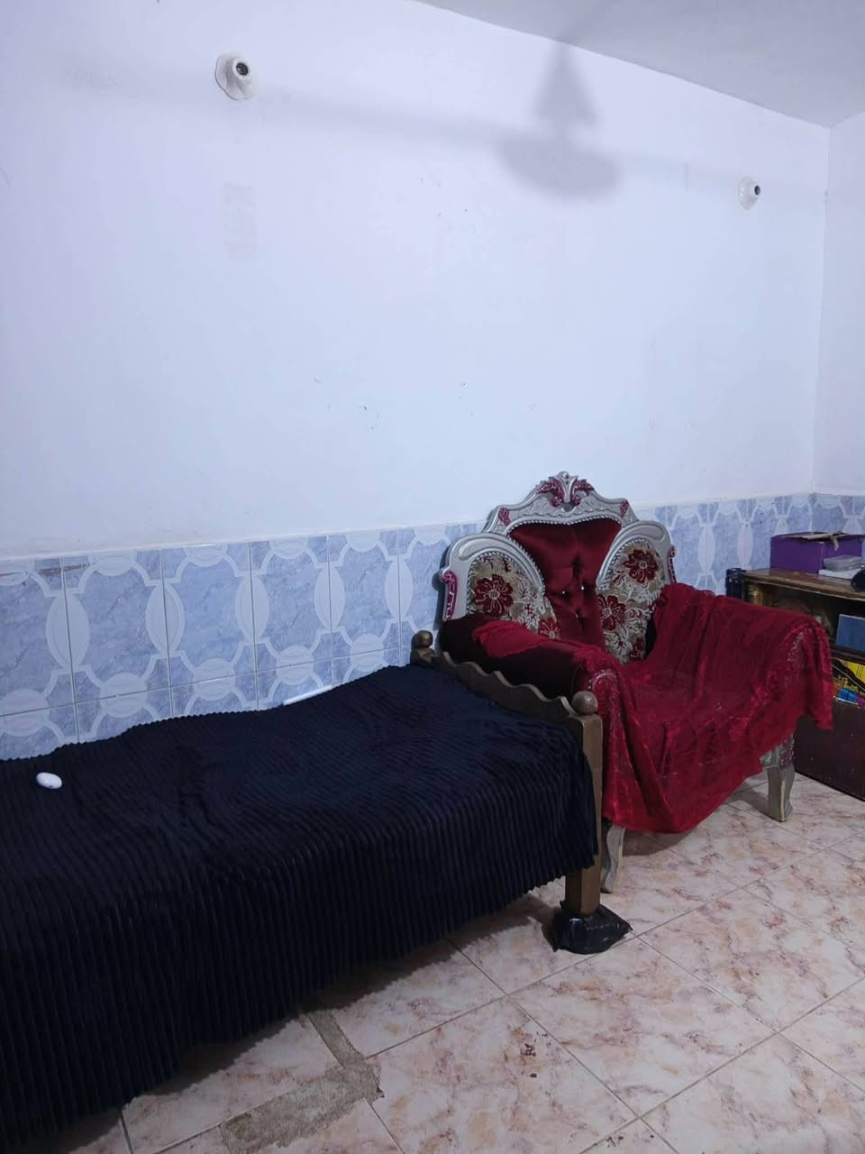 مشتمل للبيع مساحته ٨٠م في العزة الجديدة على الشارع العام طابقين متكون من اربع غرف نوم واستقبال ومطبخين وصحيات داخلية وخارجية السعر ٧٥ وبي مجال

