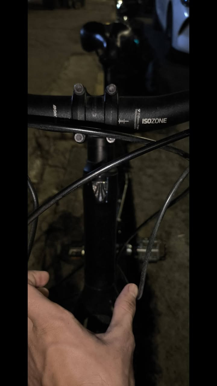 دراجة نوعية TREKتريك امريكي🚲
لون اسود🌑
بريكات دهن عنبار🪄

لشة المنيوم ومعة وزنة الكامل 7كيلو☢️

ماشة كاربون فايبر☢️

ويالة ضد الصدمات☢️

مكينة9نمر☢️

بايدار تايكر☢️

بي هواي مواصفات معه تحياتي للجميع قطعة نادرا 
سعره175 للاستفسار الاتصال او واتساب
***********🫆
