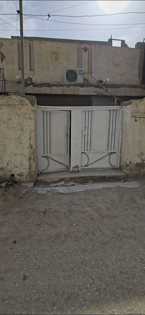 السلام عليكم
🏠بيت للبيع 🏠
في حي الشهداء الاول خلف مركز الشرطة الشرقي📍
 الفرع قبل الاخير  ٢٠٠م طابو كونكريت ♦️مسلح البناء قديم
♦️البيت مقسم 2  واحد مؤجر  غرفتين ♦️وصاله واستقبال وصحيات. الطابق ♦️الثاني  بناء متكامل غرفه واستقبال ♦️ومطبخ وصاله وصحيات بناء جديد ♦️الطابق الثاني نظافة البيت الارضي ♦️***********
♦️السعر 85 قابل للتفاوض
