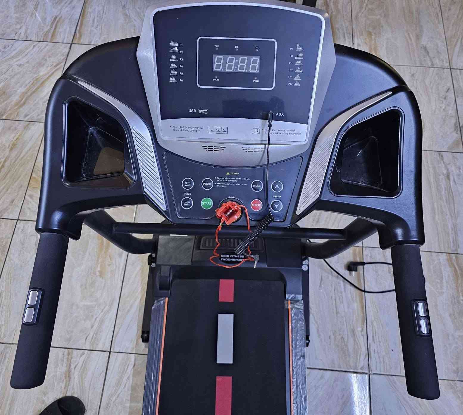 السلام عليكم 

جهاز جري من ماركة King Fitness العالمية، يجمع بين القوة المتناهية والتصميم الذكي ليوفر لك تجربة احترافية في منزلك. مصمم خصيصاً ليتحمل وزناً يصل إلى 120 كجم مع كفاءة عالية وثبات تام أثناء الركض. شاشة LED ذكية: تعرض لك كل المؤشرات الحيوية مباشرة (الوقت، السرعة، المسافة، ونبضات القلب) لمتابعة أدائك بدقة. مزود بمفتاح أمان أحمر للتوقف الفوري والمفاجئ لحمايتك أثناء التمارين. مزود بمفتاح أمان أحمر للتوقف الفوري والمفاجئ لحمايتك أثناء التمارين. جهاز قابل للطي بالكامل، مما يتيح لك تخزينه بسهولة في أي زاوية أو تحت السرير. 

السعر 225 الف 

للتواصل *********** متواجد واتس اب
