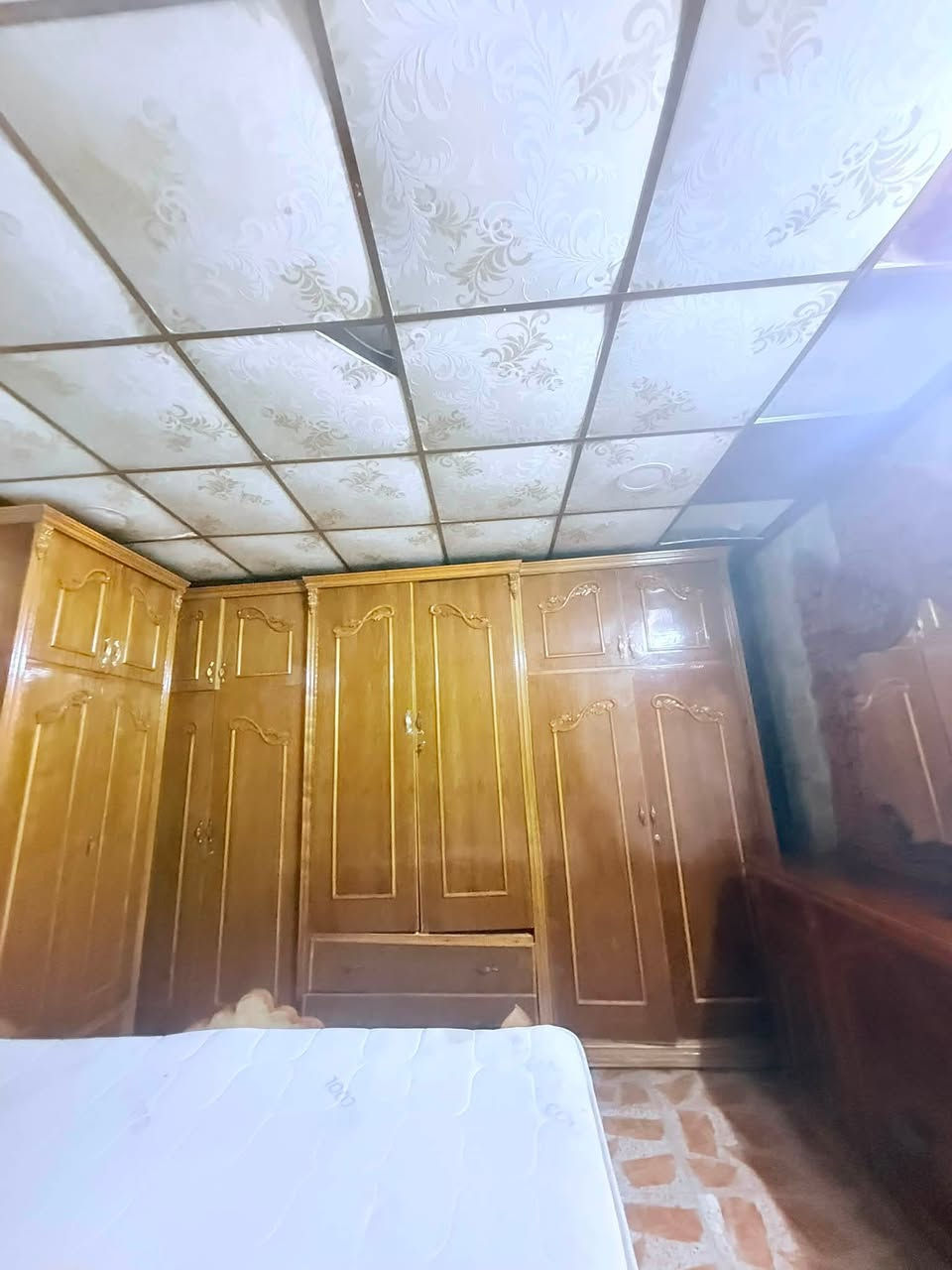 غرفه اخشاب نظيف.
***********
