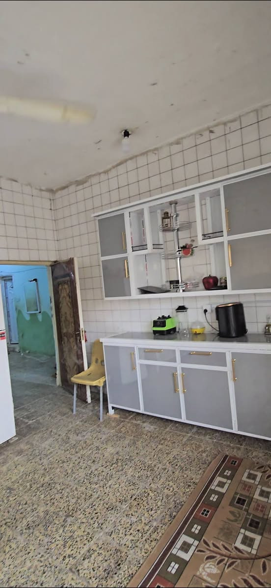 السلام عليكم
🏠بيت للبيع 🏠
في حي الشهداء الاول خلف مركز الشرطة الشرقي📍
 الفرع قبل الاخير  ٢٠٠م طابو كونكريت ♦️مسلح البناء قديم
♦️البيت مقسم 2  واحد مؤجر  غرفتين ♦️وصاله واستقبال وصحيات. الطابق ♦️الثاني  بناء متكامل غرفه واستقبال ♦️ومطبخ وصاله وصحيات بناء جديد ♦️الطابق الثاني نظافة البيت الارضي ♦️***********
♦️السعر 85 قابل للتفاوض
