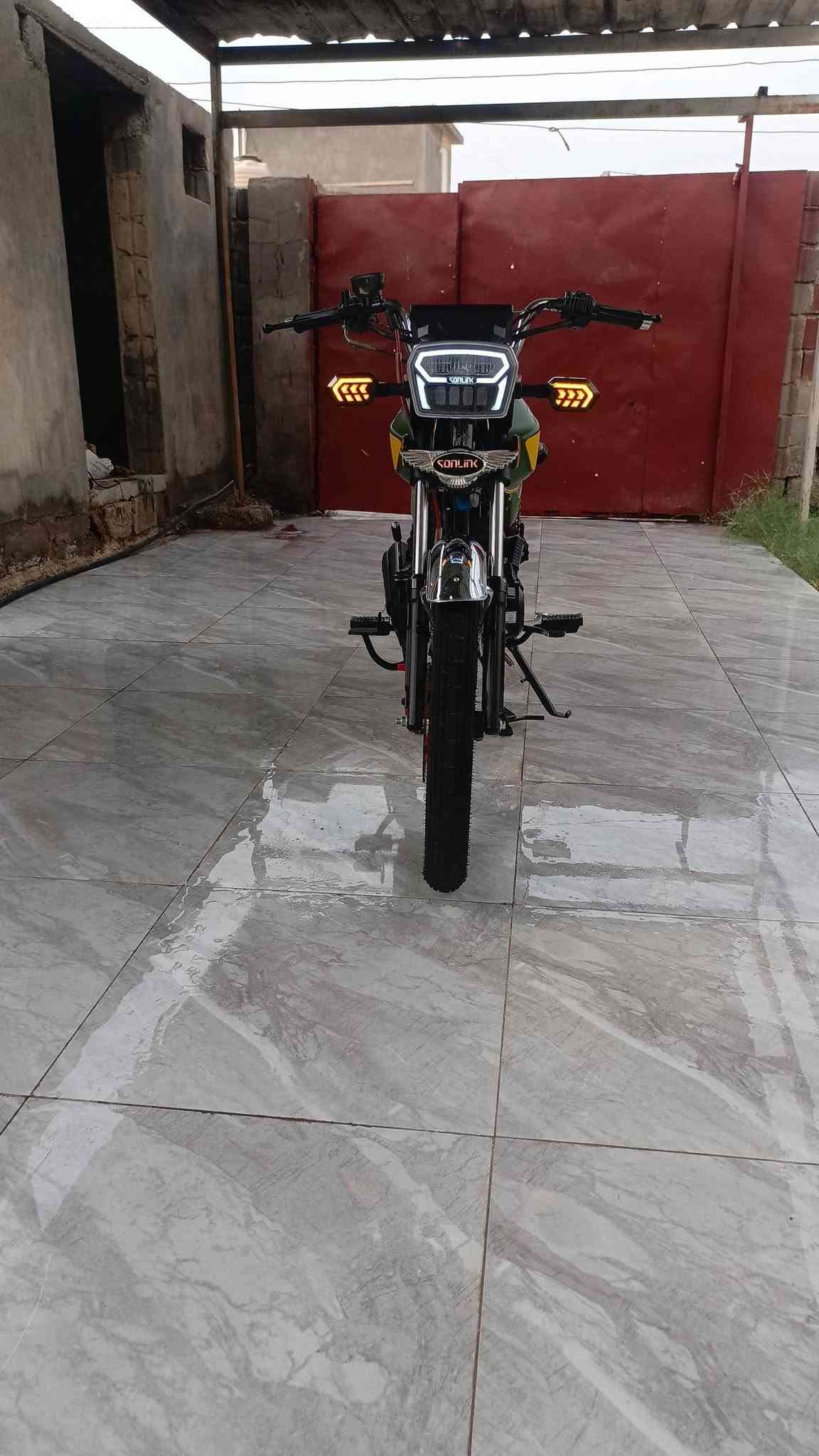 السلام عليكم 
دراجه سيفان سونك باب اول 
موديل ٢٠٢٦ صارلها شهر طالعه من الوكيل 
اللون الزيتوني المميز
المكينه CBF ضاغطه وزنجيل ٢٠٠ اصل
الدراجه نضافتها كدامكم بعدها على وضع الشركه
السعر مليون و٥٠ وبيها مجال 
المكان بابل جبلة 
للاستفسار (***********)واتس
