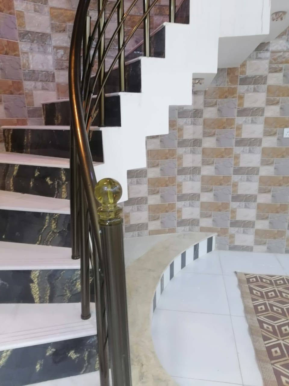 السلام عليكم، دار للبيع أو مراوس المساحة ١٥٠ متر طابقين بناء جناي حديث درجة أولى طابو زراعي قرار محكمة يحتوي على غرف نوم عدد ٣ والغرفة الرابعة عايزة شي بسيط وصالة عدد ٢ وصحيات عدد ٣ ومطبخ وأستقبال وحديقة صغيرة وگراج سيارة الموقع النجف الأشرف الكوفة قرب جسر الأمام علي عليه السلام مزرعة حسين الشبيلي خدمات كاملة ماء وكهرباء وتبليط للأستفسار أكثر الأتصال على الرقم *********** حمزة الجبوري للعقار
