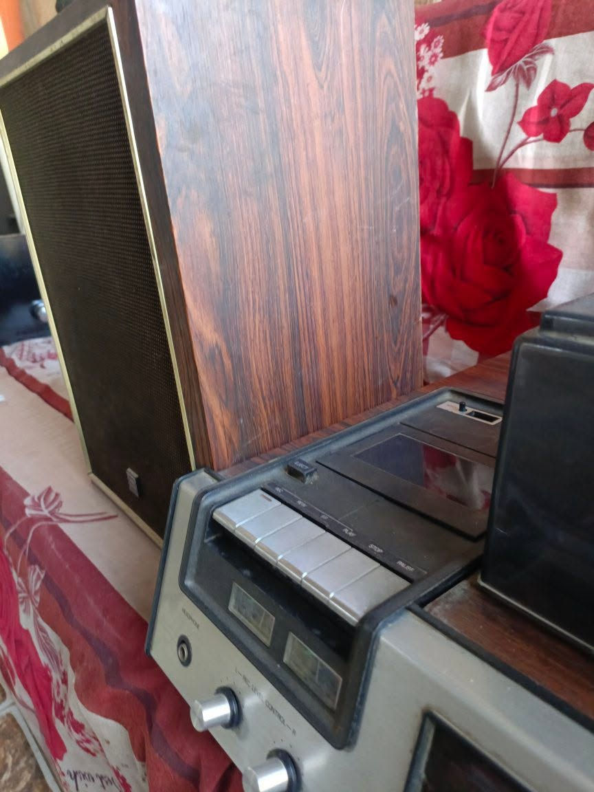 بيع 
مسجل راديو+ كرام فون اسطوانه 
نوع NEC ياباني اصلي قديم سبعينات نظافه مثل ما موضح بالصور *الجهاز يحتاج إلى صيانه ..المسجل يشتغل ويفصل بحاجه الى قوايش *الراديو موجتين وشه فقط* السماعات شغاله وبكفائه ممتازه.. الكرام عاطل كسر بالذراع *البيع باعتبار عاطل*الجهاز دزاين جميل جدا يعتبر ديكور * استفسار ***********
يوجد توصيل لكل المحافظات 
السعر المطلوب 85 الف
