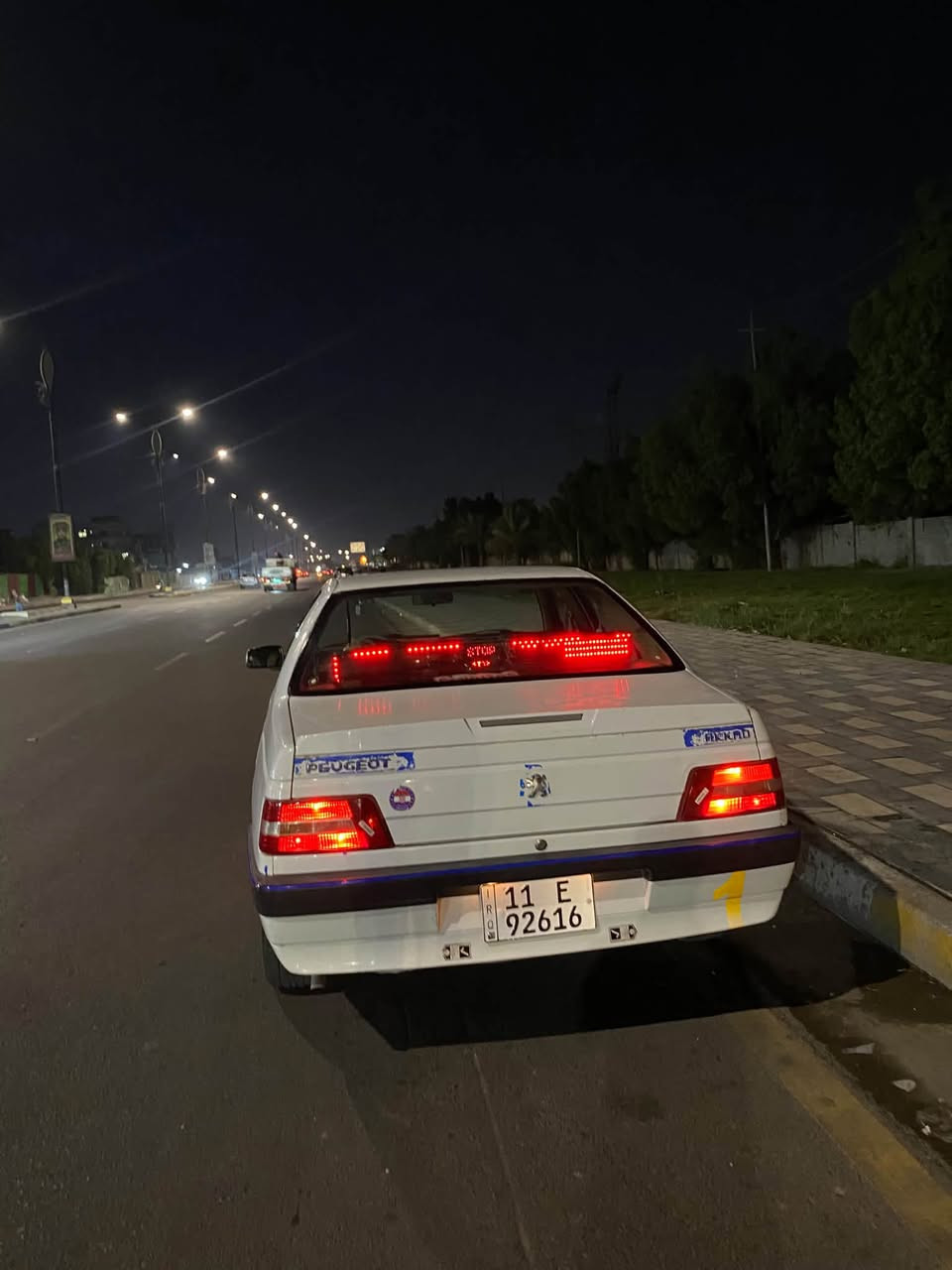 سيارة بيجو اكد خصوصي رقم دولي جديد هزه جديد  موديل ١٣ ماشيه ١٢٦ الف سياره نضيفه مال بيت  بيه طخطخات قليله تبريد عوزه غاز معروضه ب٤٠ وبيها مجال قليل للشراي متوفر خاص مكانها بغداد *********** .
