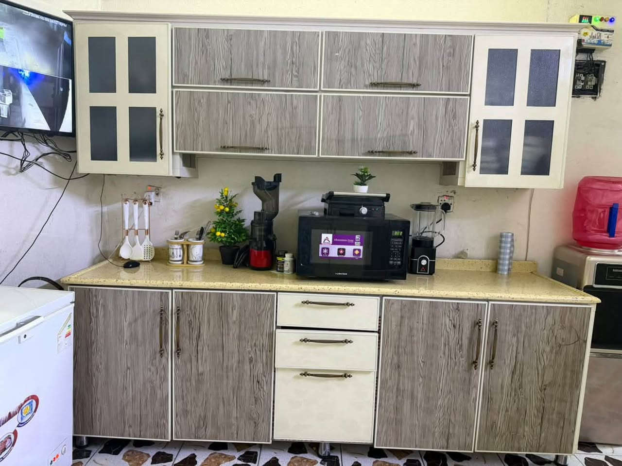 كاونتر مع طباخ سعرهن مليون رقم ***********٥
