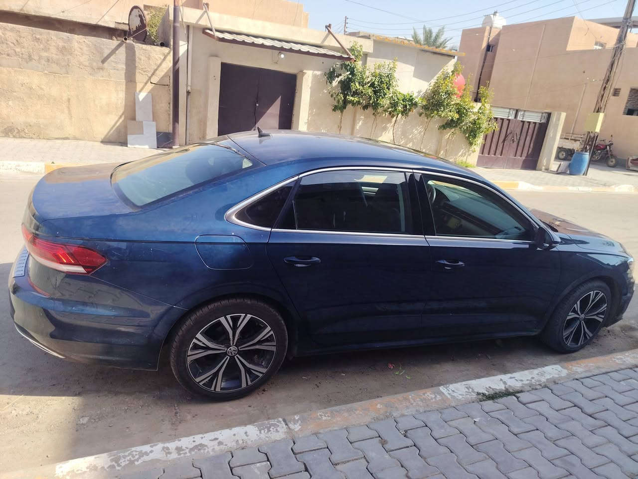 باسات 2022 كلين تايتل مكانها بغداد
سعرها 159$

***********
***********

مواصفات
 المحرك والأداء
المحرك: 2.0 TSI تيربو، 4 سلندر.
حقن مباشر للبنزين.
القوة: 174 حصان.
العزم: 206 lb-ft ≈ 280 نيوتن.م.
ناقل حركة أوتوماتيك 6 سرعات Tiptronic.
دفع أمامي FWD. �
streetvw.com +1
استهلاك EPA: 24 مدينة / 36 طريق / 28 مجمع MPG.
خزان الوقود: 18.5 غالون ≈ 70 لتر. �
Edmunds
🛋️ الداخلية

مقاعد V-Tex Leatherette (جلد
مقاعد أمامية مدفأة.
كرسي السائق كهربائي مع دعم قطني.
تكييف أوتوماتيك منطقتين.
تشغيل بصمة/دخول بدون مفتاح.
تشغيل عن بُعد Remote Start.
مقود وجير مكسوّان بالجلد.
Apple CarPlay وAndroid Auto.
3 منافذ USB-C. �
pictures.dealer.com +1
🌞 الفتحة
الـ SE تأتي بفتحة سقف زجاجية كهربائية تفتح وتميل، مع ستارة داخلية. �
Monroney Labels
🔦 الخارج
مصابيح LED أمامية وخلفية.
جنوط ألمنيوم 18 إنش.
مرايا كهربائية ومدفأة.
حساسات المطر والضوء.
طول السيارة حوالي 4.92 متر.
صندوق خلفي كبير حوالي 450 لتر. �
streetvw.com +1
🛡️ أنظمة الأمان
من أهمها:
Front Assist مع تحذير التصادم والفرملة التلقائية.
مراقبة النقطة العمياء Blind Spot.
Rear Traffic Alert.
Adaptive Cruise Control.
كاميرا خلفية.
ABS وESC.
مراقبة المشاة.
فرملة تلقائية بعد التصادم.
