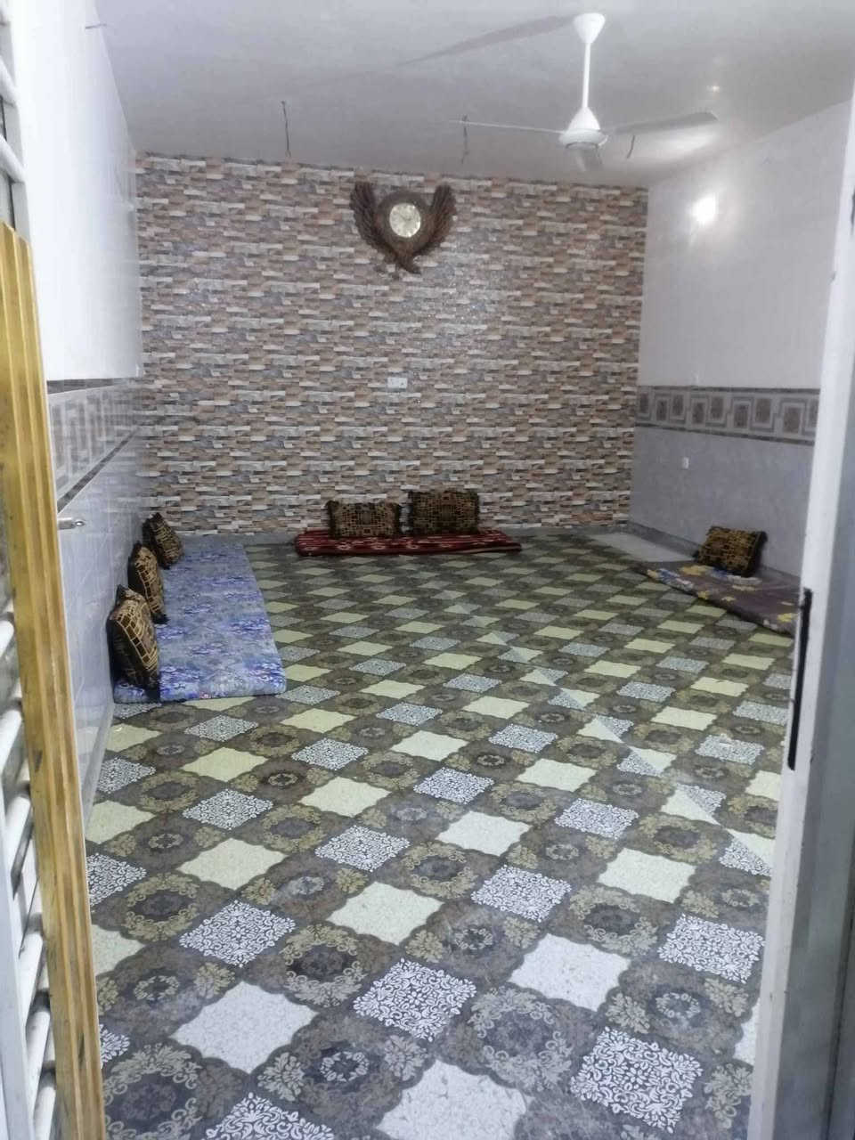 دار للبيع مساحه ٧٠٠ متر استقبال غرفتين نوم ومطبخ وصاله كبيره وصحيات بناء حديث رفت طابوك سيراميك نقص ارضيه وسياج خارجي السعر ١٦٠ وبي مجال بسيط المدائن مقابيل قاعة أوسكار شارع الغسل زراعي ١٧ الاستفسار ***********
