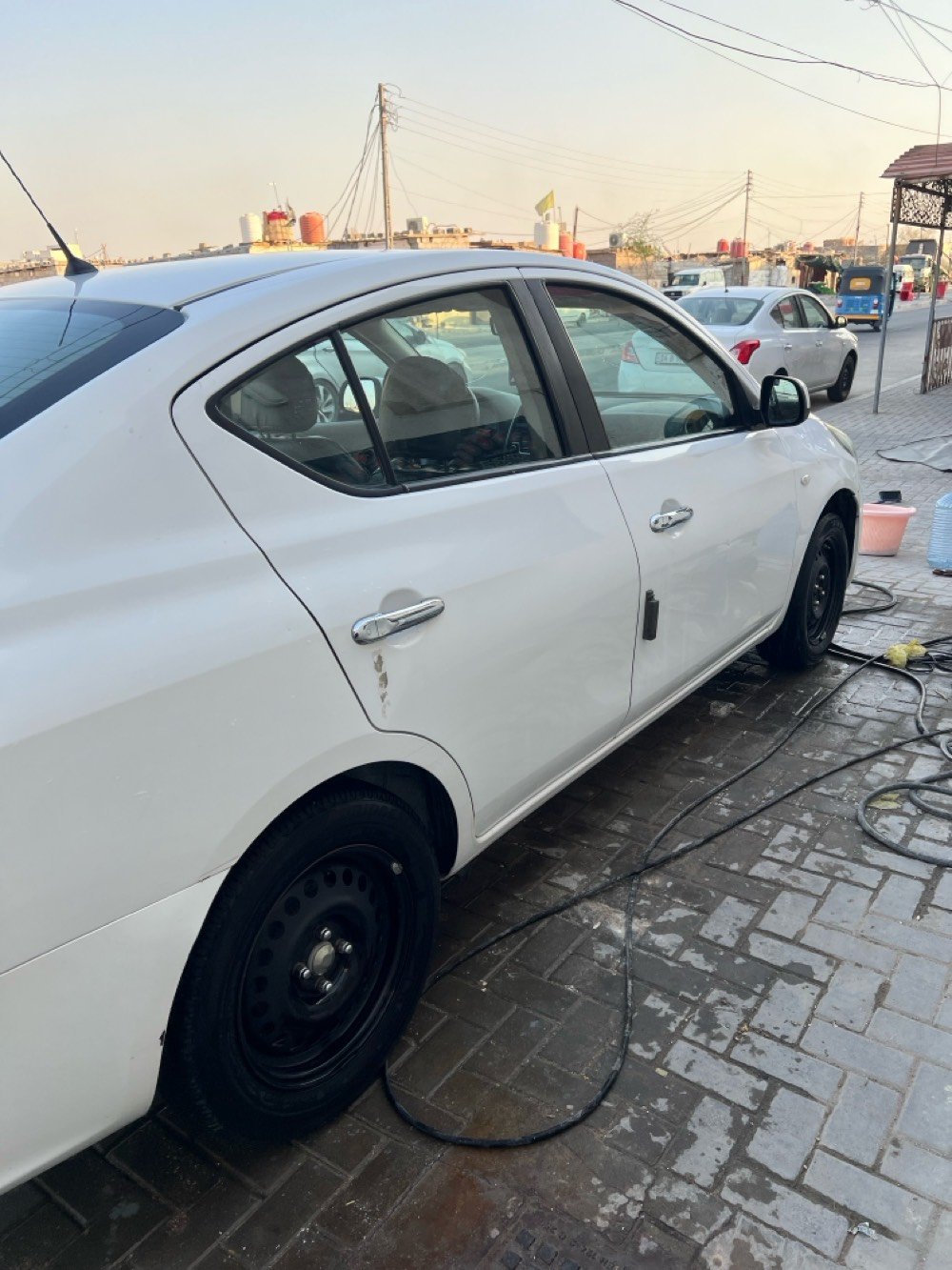 نيسان سني هندي للبيع موديل ٢022 سياره نظيفه استعمال شخصي لا مشتغل بيها تكسي ولا شي مداريه ما متعبه ماشيه 99 الف كيلو كامله من كلشي وما ناقصه شي سياره فول الفول رايده ب97 وبيها مجال