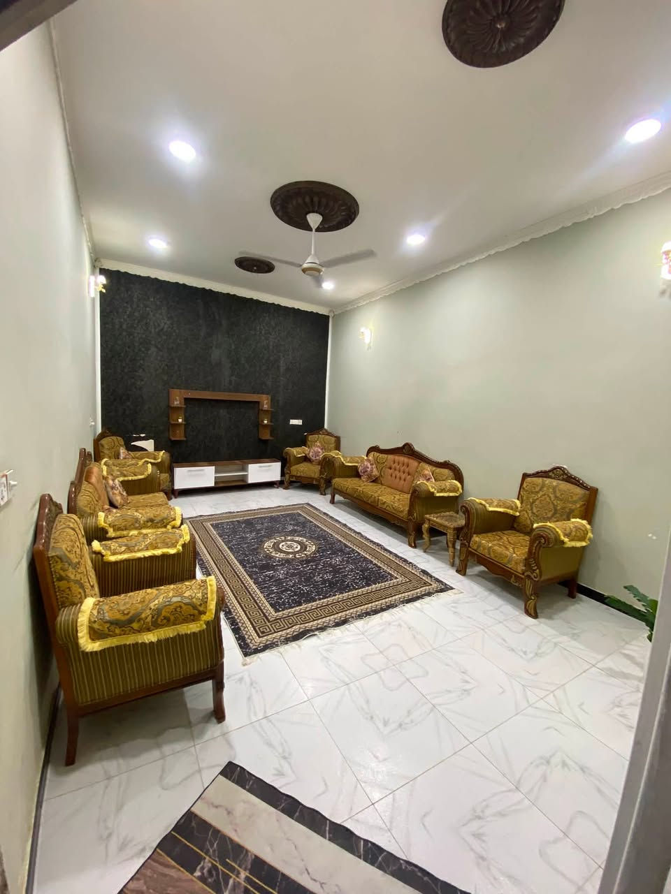 بيت مع شقه زراعي للبيع مساحه 200م في حي الامير نهايه شارع الجامع البيت محتوياته كراج استقبال مطبخ غرفتين صاله مخزن مجموعه صحيه خارجيه وداخليه ومناور ثنين. الشقه تحتوي على مطبخ صاله غرفه و مجموعه صحيه. 
للأستفسار ***********
