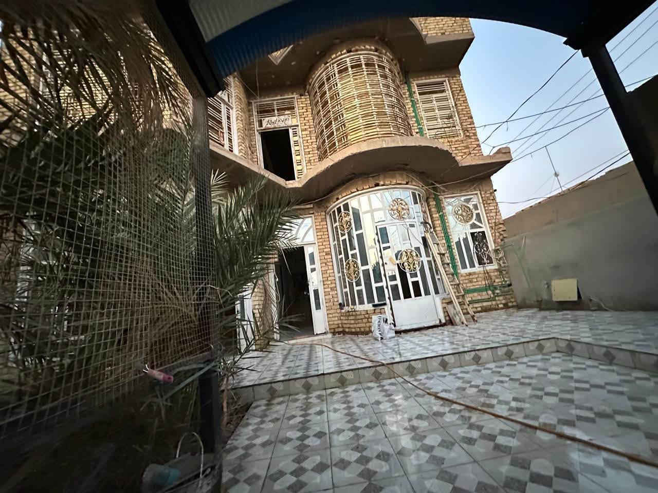 السلام عليكم
دار للبيع /متكون من طابقين 
(ركن ع شارعين رئيسي +فرعي )
المنطقة تحتوي ع خدمات كاملة تبليط +مقرنص  واصل للبيت 

يحتوي ع ثلاث غرف نوم +صالتين +استقبال+مطبخ + كراج مع حديقة 
مساحة البناء100 م/ واقع حال 150م  يحتوي ع فضلة تابعه للبيت بمساحة200م
العنوان حيد الصدر الرابع (حي العراق ) قرب مدرسة العراق 
للاستفسار الاتصال ع الرقم 
***********
