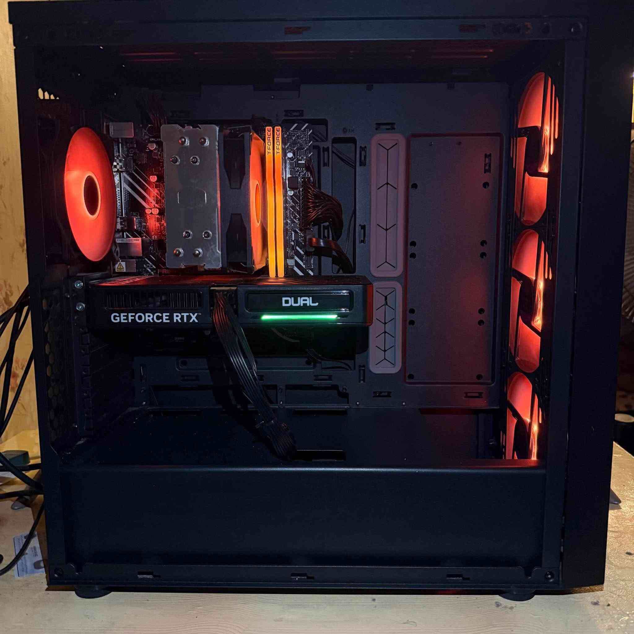 تجميعة للبيع 
اسخدام قليل جداً اخو الجديد المكان بغداد كراده
الرقم للتواصل ***********

CPU: Intel Core i5-14400F
GPU: RTX 5060 Dual - 8GB
Motherboard: ASUS PRIME H610 - D4
RAM: DDR4 16GB (8×2) 3600MHz RGB
Storage: NVMe 1TB - Gen 4 - 5000MB/s
PSU: Sogotep - 750W
CPU Cooler: Cooler Master V3
Case: Cooler Master 520 - 5 Fans

🖥️ الشاشة

FHD — 1920×1080 | 27” | 180Hz | 0.5ms | Flat | IPS

اون لاين يو بي اس 

Online UPS — GETX 1000VA

🎧 السماعة
HyperX Cloud II
Razer Keyboard + Mouse

السعر 1,650,000 وبي مجال قليل بغداد, العراق
