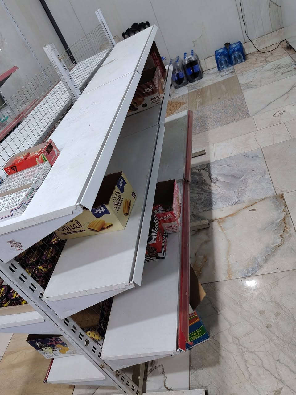 سلام عليكم غراض محل كامل لبيع اربع عارضات وعارضه بطح مع رفوف العارضات لوحده علا 200 لرقم *********** غير متواجد خاص
