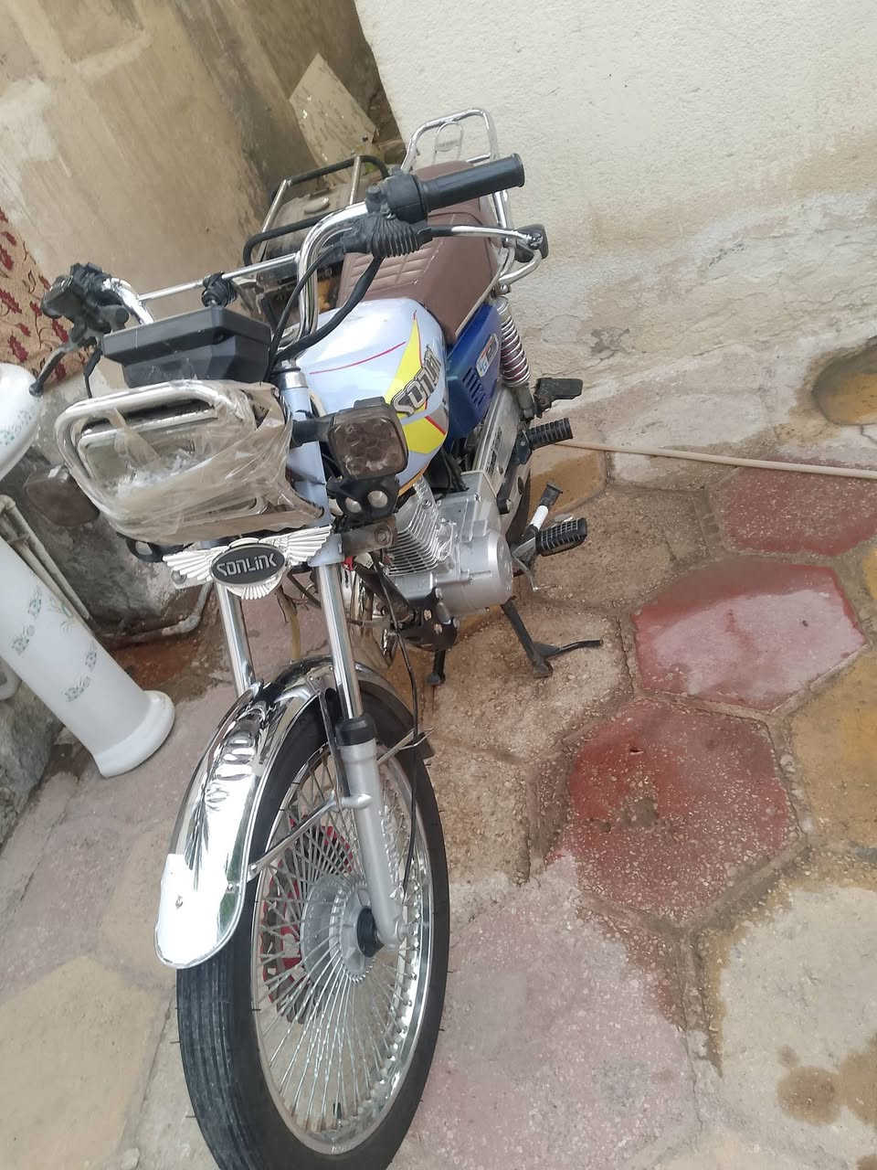 سونك 24 اوراق محرك مكفول ما  مفتوح
نواقصهه
ظفيرة وباتري  كهربائيات كلها شغاله 
 والقاعدة مال اللايت طاكه وظاربه لاصق
السعر 450 وبيهه مجال 
سدة الهندية 
***********
