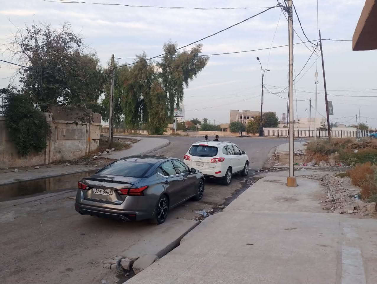 🏡 للبيع دار مميز في الموصل – حي الضباط

📍 الموقع: حي الضباط – قرب مطعم خطار، وبالقرب من السايدين، في موقع حيوي ومميز وسهل الوصول.

📐 المساحة: 630 م²
📏 الواجهة: 21 متر
📏 النزال: 30 متر

⭐ مميزات العقار:

* موقع مميز في منطقة حي الضباط.
* قريب من السايدين، مما يمنحه سهولة وصول وحركة جيدة.
* مساحة كبيرة مناسبة للسكن أو للاستثمار.
* واجهة 21 متر تمنح العقار حضوراً جيداً وإمكانية الاستفادة من المساحة بشكل ممتاز.
* موقع قريب من الخدمات والمطاعم والطرق الرئيسية.

💰 السعر: يحدد عند التواصل الجاد. علما انه مستعجل للبيع والسعر اقل من سعر السوق. 

📞 للاستفسار والتواصل: يرجى مراسلة المعلن مباشرة لمعرفة السعر والتفاصيل وتحديد موعد للمعاينة. ***********

فرصة مميزة لمن يبحث عن عقار بمساحة كبيرة وموقع جيد في حي الضباط – الموصل.
