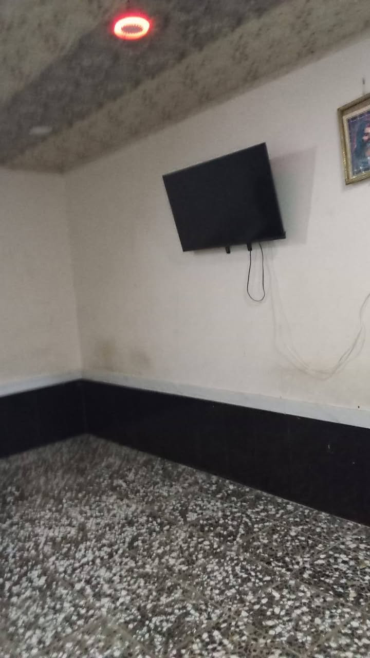 بيت مساحه 200 متر نوع طابو صرف  3 غرف نوم صاله ومطبخ  استقبال صيحات عدد 2    100متر  بناء  جديد 100 ترميم  السعر 200 مليون وبي مجال كوفه حي ميسان شارع عوده الرقم ***********.         ***********.
