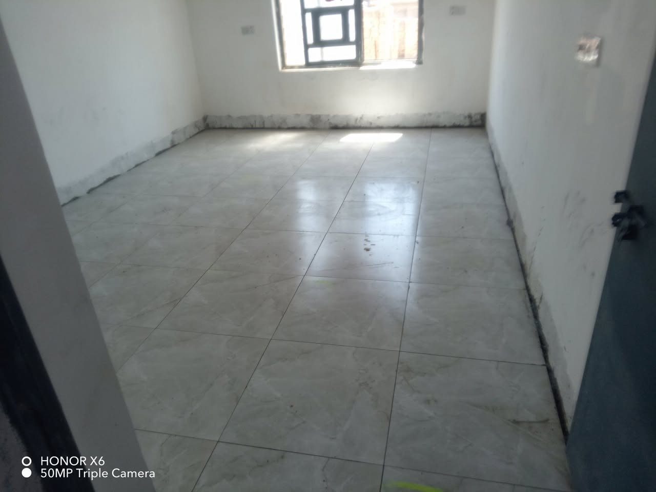 سلام عليكم خلفه تطبيك بورسلين بايت درج *********** متفرغ حالين شتغل على يومي على المتر مكاني سبع البور البصام
