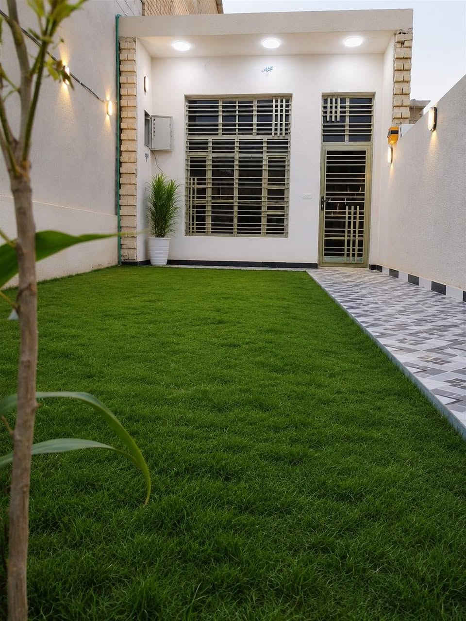 السلام عليكم بيت للبيع مساحه ١٢٥م .طابو سند ٢٥ بناء حديث درجه اولا مطبخ ٢×٣ونص +حمام متر ونص في مترين +غرفه ٦×٤ صاله بدون درج ٥×٤ونص حديقه ١٠×٤م حوش ٣ونص م  حمام +صحيات مزدوج خارجيات السطح متصعدله ابد مجلي ومسلط والمرازيب دفن ومجاريهن كلهن  والحمام والمطبخ  تريد ب السبتتنك او خارجي   ثالث بيت عن الشارع العام مقابل صوره الشهيد البطل الطيار. الجيران الفرع كله بي ٣ابيوت فقط وكلهم ناس اجاويد واهل والله ونهايه الفرع مسدود هدوء وسيارتك تكتك ستوته ب الباب ماكو احد يوصلها..السعر مع الاثاث ٤٥...بدون اثاث ٤٢ واسف ع الاطاله حتى اليجي ميتعب بس يشوف وشكرا للجميع ويارب بيت العافيه الي يصير من نصيبه.بيه نخله وتين ورارنج تقريبا ٦مثمرات اضافه الى ياس وزهور***********
