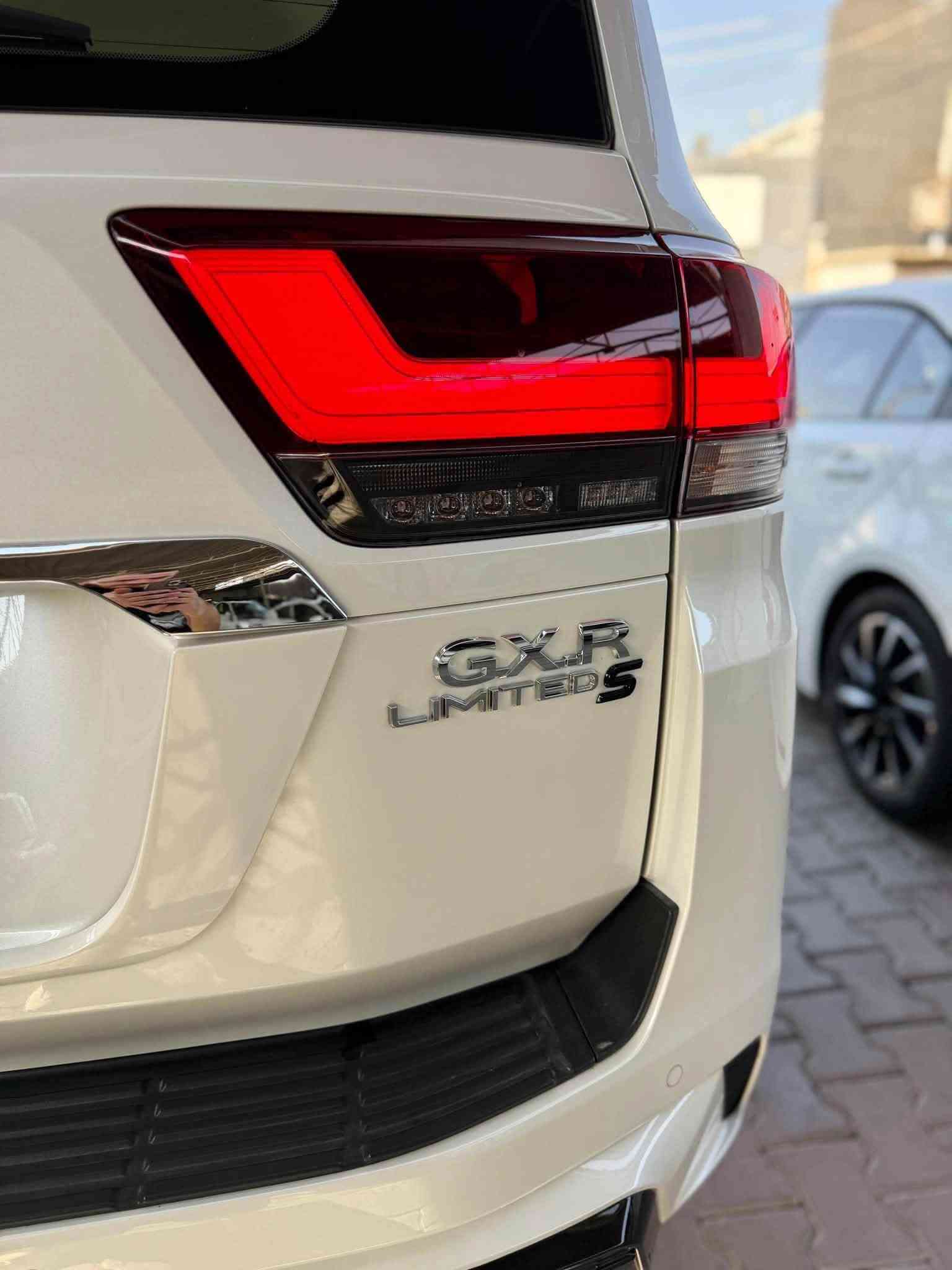لاندكروزر  GXR Limited,s   2026
ضمان ساز 
عداد فقط 1,000 كم | بحالة الزيرو 

فول مواصفات
محرك 4000  V6 تنفس طبيعي
نظام السلامة المتطور Toyota Safety Sense (TSS)
رادار ومنظومات أمان متطورة
مثبت سرعة تكيفي
نظام التحذير من الاصطدام
نظام المحافظة على المسار
4 كامرات 360 درجة
انارة داخلية لدات 
وباقي المواصفات معروفه من تويوتا

🛡️ ضمان 5 سنوات من تويوتا 
🔧 صيانة مجانية لغاية 40,000 كم

🔥 عداد 1,000 كم فقط!
سيارة بحالة الزيرو وفرصة مميزة جداً لعشاق ملك الطرق لاندكروزر 

العنوان : بغداد - معارض البياع - الشارع الرئيسي

رقم اربيل بأسمي تحويل مباشر

للتواصل : ***********
***********
