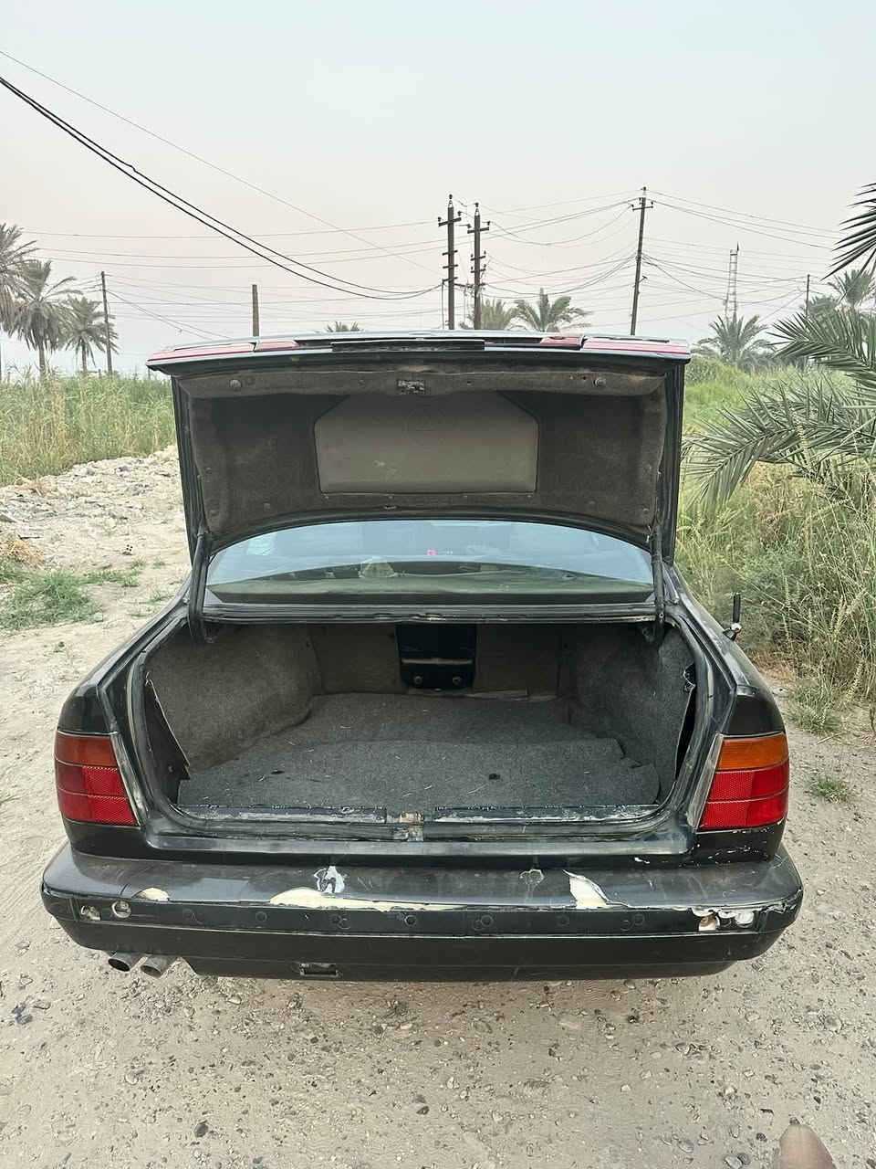 السلام عليكم 
للبيع  BMW 525
موديل 1991 رقم واسط إنكليزي باسمي 
تبريد شغال كير محرك مكفولات حجم 25 مفتوح
مكان بغداد سعر 39 ورقة وبيه مجال 
للاتصال ***********
