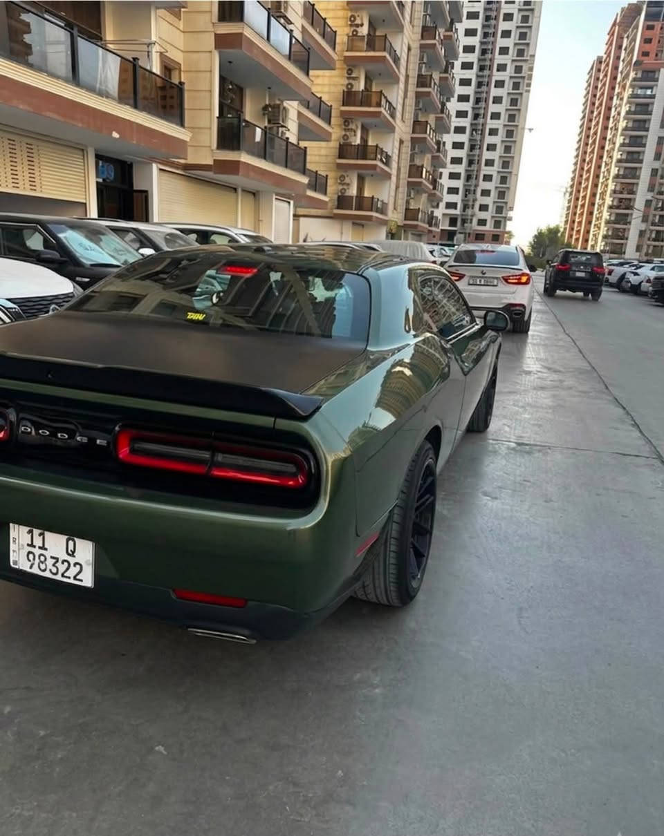 السلام عليكم دودج جالنجر 2020 للبيع
جالنجر sxt v6 لون زيتوني مميز للبيع 
السيارة ماشية 40 الف ميل فقط 
حادثها موضح بلصور والسونار موجود السياره بدون ايرباك 
جاملغ امامي صبغ جاملغ خلفي صبغ ( بدون ايرباك )
الصندوك صار بيه طخة على كد اربع اصابع مصبغته غلفت الصندوك اسود  ايضا موضح بالصور 
غير هلشي مكفولة السياره 
محرك كير اكسل كهربائات كلشي بميكانيك السياره مكفول 
بلادية مملعوب بيها وبرمجة وهلسوالف حجر بيئة مملعوب بيه
السيارة جديده بدون اي نقص ادامة غرفة احتراق نوزلات بلكات   تايرات جديده 
السيارة عليها ويل فيرادا تو سايز 

السيارة باسمي رقم جديد 
السعر 168 ورقة وبيها مجال بسيط 
مكاني بغداد الاعظمية
***********
