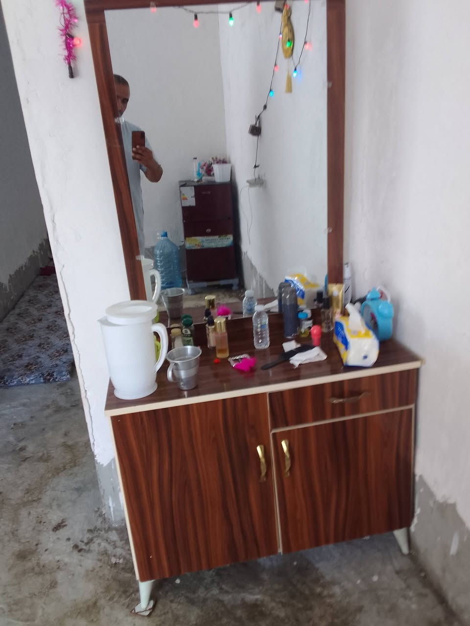 قرفه اخشاب للبيع السعر ٣٥٠ وبيه مجال
كركوك واحد حزيران 
رقم التلفون ***********
