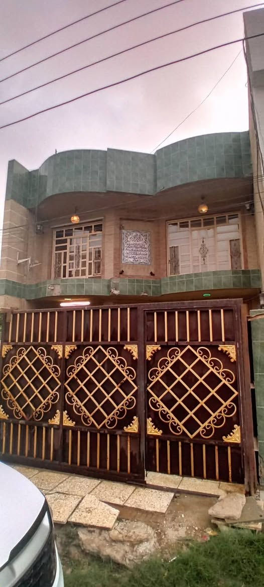 السلام عليكم 🏠
دار للبيع المساحه ١٥٠متر واجهة ٧ونص يتكون الدار من كراج وحديقة ومدخلين للبيت واحد عالمطبخ والثاني على الصالة .يتكون من من مطبخ وصاله وهول حولي الدرج وغرف عدد٣ ومنورين وخدمات٢ ومخزن  وسطح صغير وسطح كبير على طول البيت 🏠 
ملاحظة البيت طابو🏠 .يوجد مقطع فيديو للتوضيح 
البيت يحتاج إلى صبغ وترميم ارضيه. المكان في حي الشرطة المربع الأخير قرب الخط السريع الدورة 
البيت حلو ومساحته حلوه🏠 وبالعافية على الياخذه للاستفسار أكثر اتصل على *********** ابو حيدر @🏠
