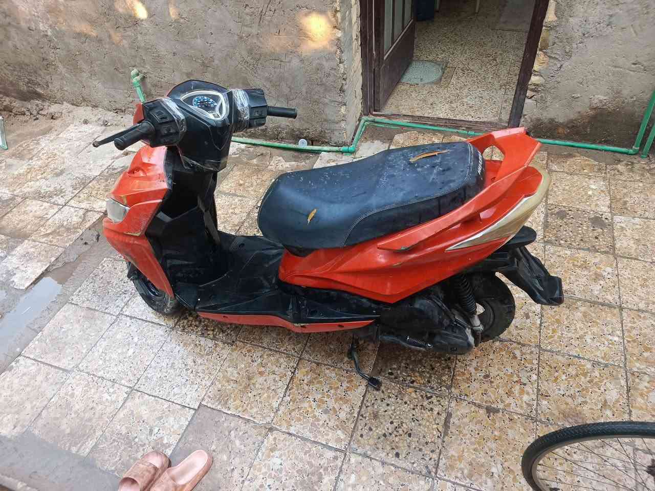 سلام عليكم دراجه البيع جوم حديد بس المكينه ما بيه شي قيم وخذ ***********
