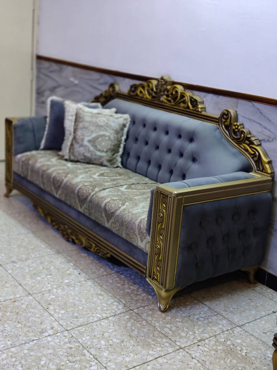 للبيع تخم 10مقاعد ملكي تفصال على ايدي دوشمه وصبغ ونجاره درجه اولى بعده جديد ومابي اي ضرر 
ويا كوشات وطبلات عنوان الشعب***********
900وبي مجال قليل
