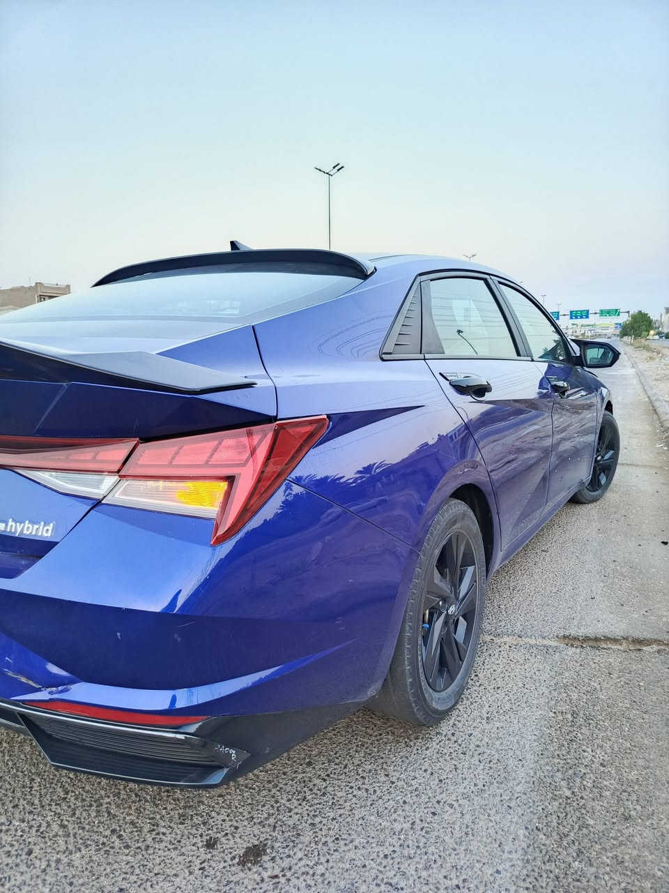 السلام عليكم
للبيع – هيونداي إلنترا هايبرد 2023 Blue
السعر : 155 ورقة 
🔹 الموديل: 2023
🔹 الفئة: Blue Hybrid (الأكثر اقتصادية بالوقود)
🔹 اللون: أزرق
🔹 الوارد: أمريكي – Clean Title
🔹 ناقل الحركة: أوتوماتيك
🔹 المحرك: 1.6L Hybrid مع محرك كهربائي
🔹 نظام الدفع: أمامي (FWD)

مميزات السيارة:

- استهلاك وقود اقتصادي جدًا.
- نظام هايبرد أصلي من المصنع.
- شاشة ذكية نظام ابل كاربلاي واندرويد اوتو.
- كاميرا خلفية.
- حساسات.
- تشغيل عن بعد.
- تثبيت مسار. 
- تبريد ثلج.
- مثبت سرعة.
- أنظمة أمان متقدمة (ABS – ESC – وسائد هوائية).

الإضافات:
✅ عازل حراري لجميع الزجاج.
✅ كت أسود كامل.
✅ حماية نانو سيراميك.
✅ الكشنات مغلفة بالكامل.
✅ أرضية مدوشمة.

حالة السيارة:

- استخدام شخصي.
- حادثها في أمريكا ضربة بسيطة بالصندوق الخلفي فقط.
- تصليح بارد بدون أي صبغ او تبديل .
- السيارة جاهزة متحتاج أي مصروف، والفحص خير دليل.

📍 الموقع: بغداد
📞 للاستفسار يرجى التواصل على الخاص أو الاتصال.
***********

واتساب : https://wa.me/9647748824266
