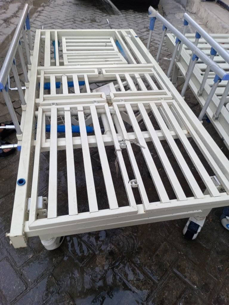 سراير طبي عدد 2 للمرضى وكبار السن المقعدين وامراض التقرحات 
مواصفاته
سرير طبي يدوي 3 حركات (3 Crank)، وغالباً تكون حركاته:
رفع وخفض مسند الظهر
رفع قسم الرجلين الركبة
رفع وخفض ارتفاع السرير بالكامل
رفع جهة يمين ويسار
حواجز جانبية قابلة للطي
4 عجلات مع فرامل
سطح السرير مقسم إلى اربعة أجزاء

سعر الوحده 150 مكاني اعظميه للتواصل
***********
