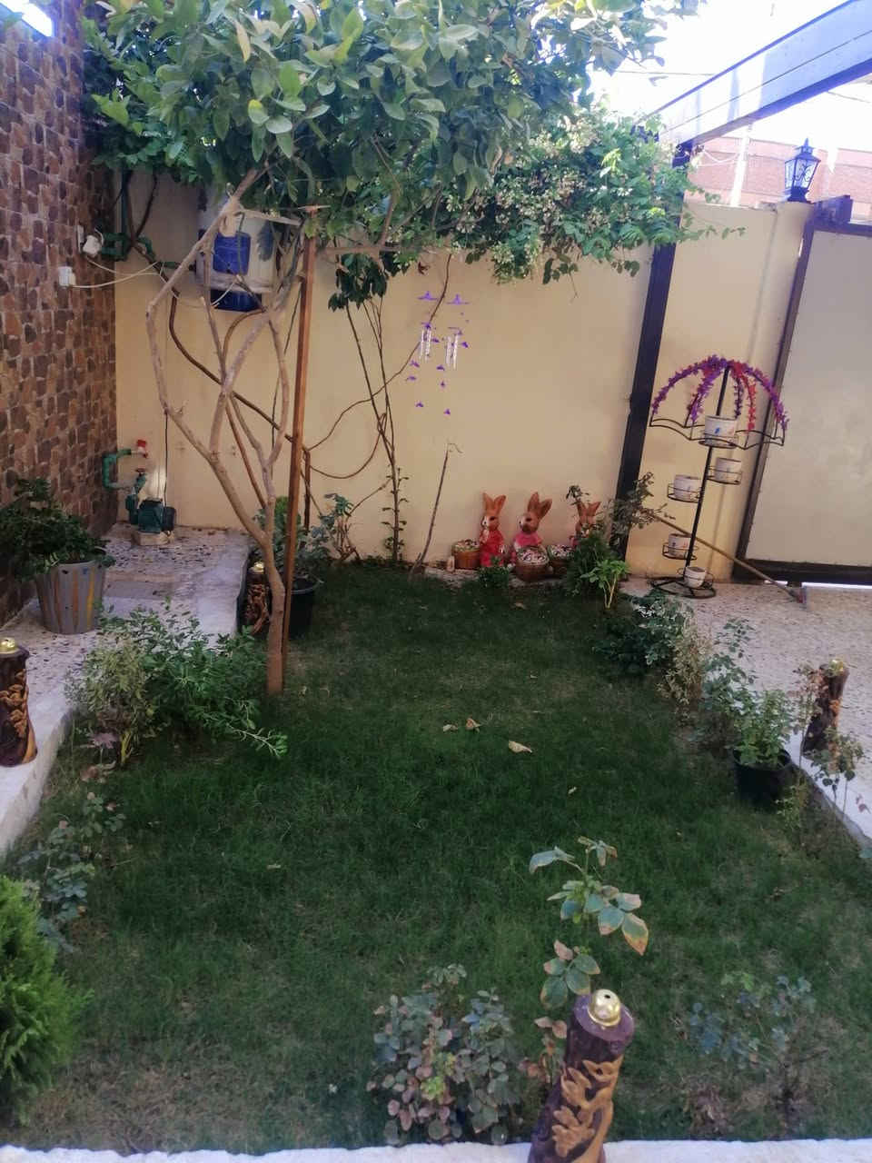 بيت للبيع في الفلوجه حي جبيل قرب جامع حسين شلش شارع 10 بناء حديث طابوق ارضيه كاشي مرمر يحتوي على ٣ غرف النوم وصاله عدد 2 واستقبال ومطبخ و2 حمامات داخليه وخارجيه المساحه ٢٥٠ متر السعر 145 مليون وبي مجال بسيط للاستفسار مراجعة مكتب القمه للعقار او الاتصال على الأرقام التاليه *********** ***********
