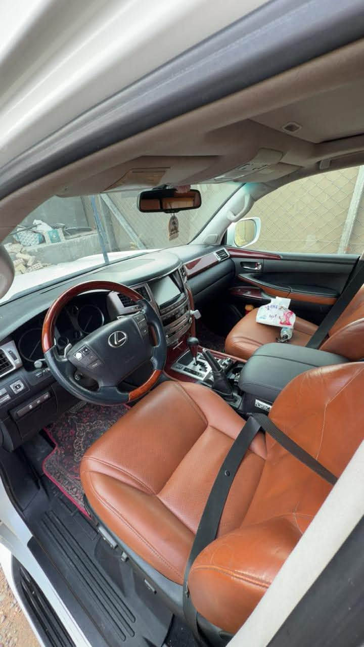 للبيع .. تحفة اللكزس LX570 موديل 2012
ظيفة، جاهز وقوي، غرف وتبريد ثلاجة، ماشي بحالة ممتازة وكتلوكاتها وكاعيتها نظيفة حيل. السيارة ما محتاجة قطرة غراض، محاتية دقة صاعقة، توب بمعنى الكلمة وصورة تحكي عن نفسها.
المواصفات البارزة:
محرك 8 سلندر
تبريد راسي، شاشات، فتحة سقف، وكل إضافات الفئة الفخمة.
الصدر والكَير والمحرك على الشرط.
مكان السيارة: [: بغداد_البلديات]
السعر: [330 وبيه محال للطيين]
رقم الاتصال: [***********]
وما نختلف ويا الخيرين إن شاء الله.
السونار مرفق معا المنشور وتحياتي الخوتي 🙏🏻
