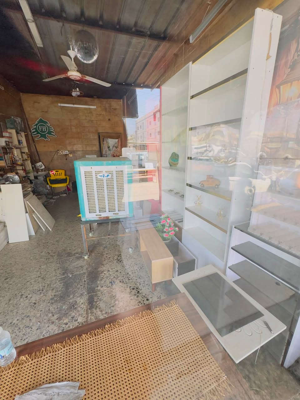 السلام عليكم محل للبيع في جسر ديالى القديم مقابل عمارة الدفاعي طول المحل 6 امتار والعرض 3 امتار 

للتواصل والاستفسار ***********
