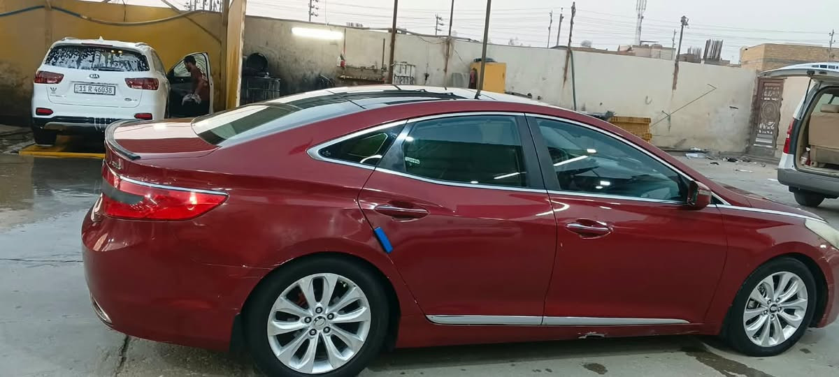السلام عليكم. ازيرا موديل ١٣خليجي بيها ٣قطع صبغ رقم سليمانيه فول مواصفات كير ومكينه مكفولات سعرها ب١١٠ وبيها مجال قليل. مكانها بابل القاسم.  اخوان مكلف بلنشر اني.  رقم صاحب السيارة ***********
