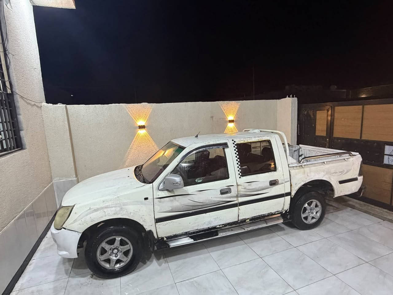 السلام عليكم 
سيارة للبيع موديل 2013 جاهزة من كلشي  سنوية 2030 شوكت ما يعجبك التحويل مكينة جديدة تخم تاير جديد هسة شادة غرفتهه جديدة كلش سيارة ترايك وين ما يعجبك السعر 25 الشراي يجي ويدلل 
العنوان البصرة القرنة وهذا رقمي***********
