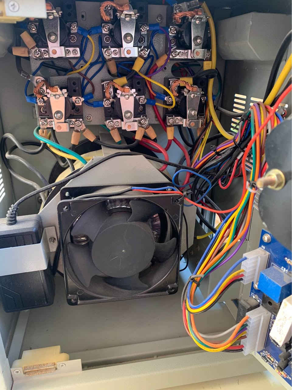 رافعة كهرباء فولتاج 5KV نوعية حضارة سوري شرط شرط نوعية درجة اولى غنية عن التعريف ترفع من 80V إلى حد 220V للاستفسار اكثر اتصل *********** كركوك, العراق
