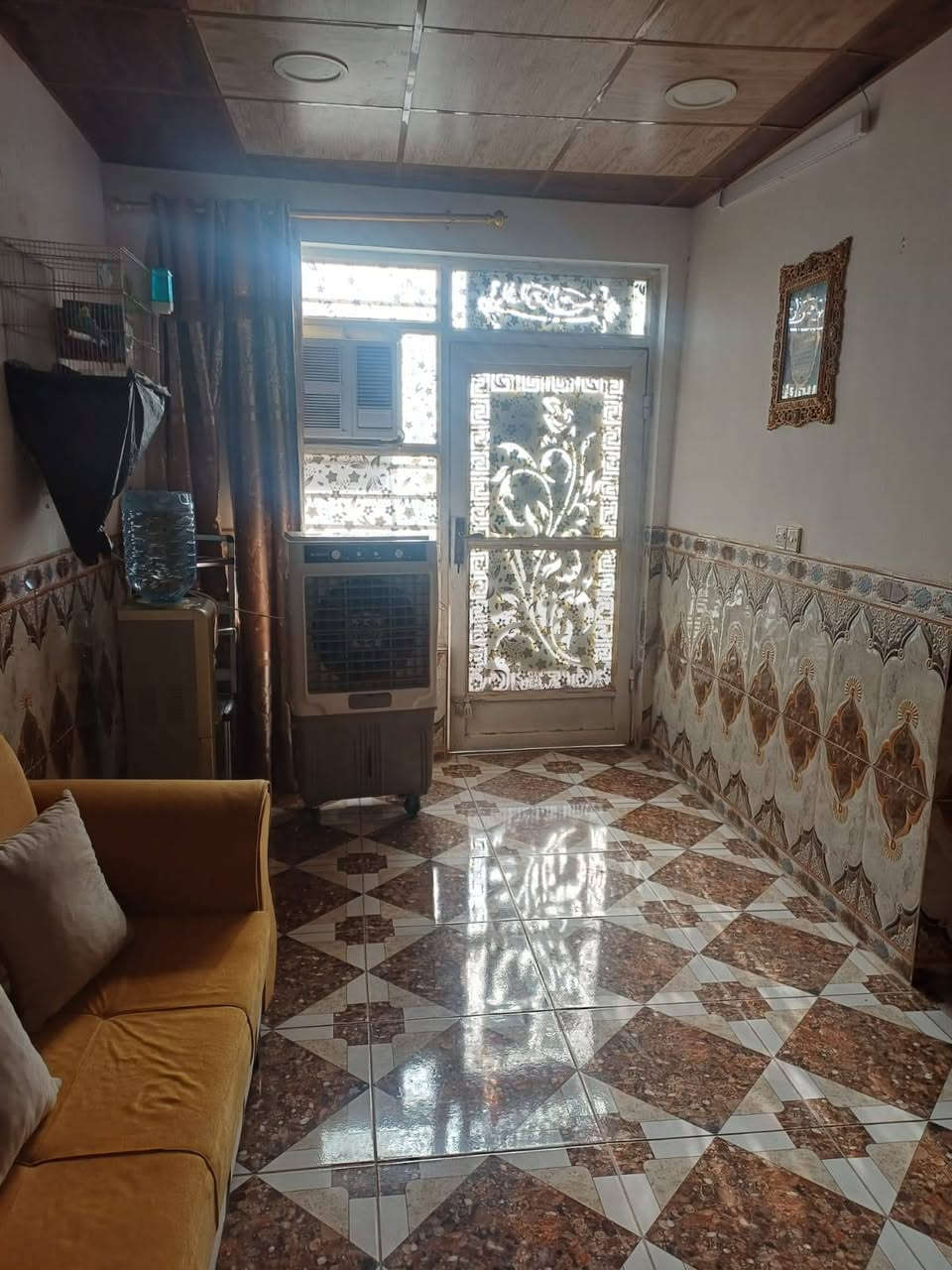 مشتمل البيع حي الضباط الأولى فرع ٦متر المساحه ١٤٠م غرفتين وصاله ومطبخ ستقبال كراج مجموعة صحيات طابق واحد البيت نضيف وعالي من الشارع سند بدون تحفظ بسم ابو العقار السعر ٦٨مليون للستفسار اتصل***********
